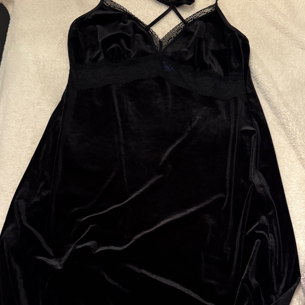 Apt. 9 Elegant Black Velvet Chemise with Lace Accents